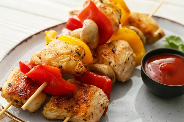 Plate Grilled Chicken Skewers Vegetables Table Closeup — Stock Photo, Image