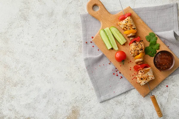 Wooden Board Grilled Chicken Skewer Vegetables Sauce Light Background — Stock Photo, Image