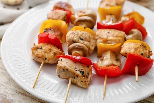 Plate Grilled Chicken Skewers Vegetables Table — Stock Photo, Image