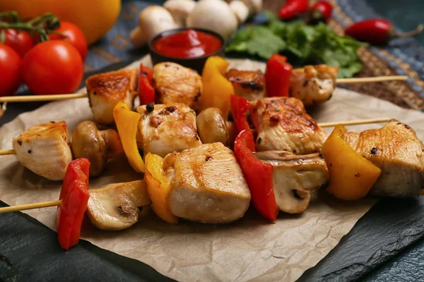 Board Grilled Chicken Skewers Vegetables Table — Stock Photo, Image