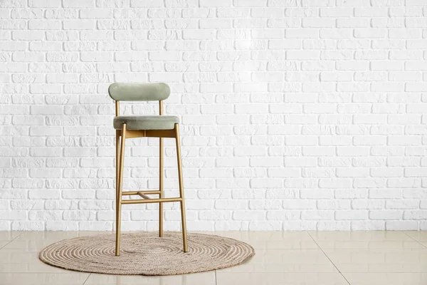Beyaz Tuğla Duvarın Yanında Şık Bir Sandalye — Stok fotoğraf