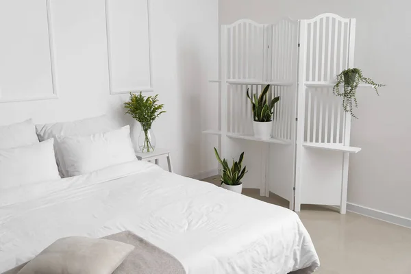 Comfortable Bed Folding Screen Houseplants White Wall — Stock Photo, Image