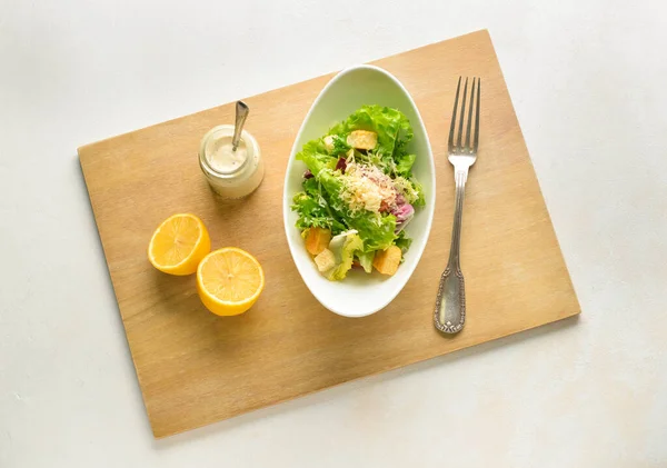 Schaal Van Smakelijke Veganistische Caesar Salade Witte Achtergrond — Stockfoto
