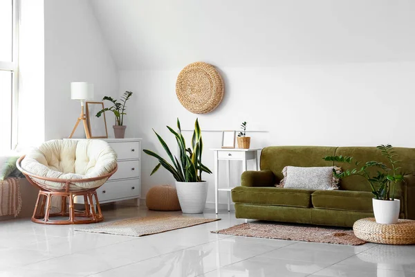 Canapé Confortable Plantes Intérieur Pouf Près Mur Blanc Dans Chambre — Photo