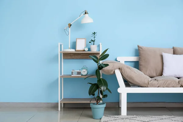 舒适的沙发 室内植物和蓝色墙壁旁边桌子上的现代灯 — 图库照片