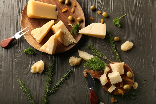 Plate Board Pieces Tasty Parmesan Cheese Brown Wooden Background — Stock Photo, Image