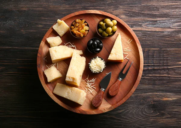 Stand Avec Des Morceaux Fromage Parmesan Savoureux Sur Fond Bois — Photo