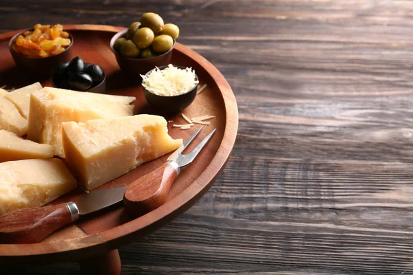 Fique Com Pedaços Queijo Parmesão Saboroso Fundo Madeira Escura Close — Fotografia de Stock