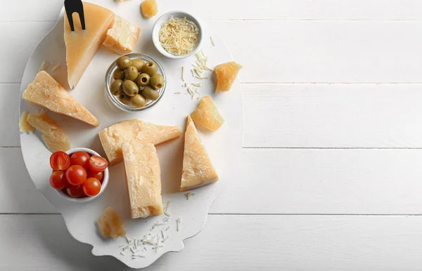 Plateau Avec Des Morceaux Fromage Parmesan Savoureux Sur Fond Bois — Photo