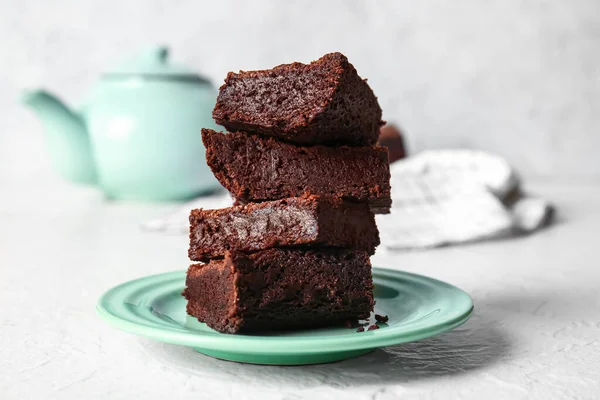 Açık arkaplanlı lezzetli çikolatalı browni tabağı.