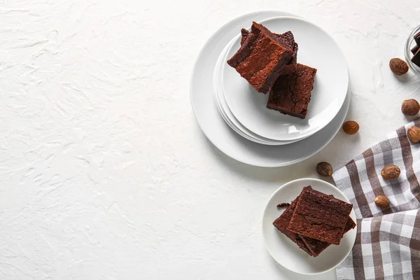Placas Con Trozos Delicioso Brownie Chocolate Sobre Fondo Claro — Foto de Stock