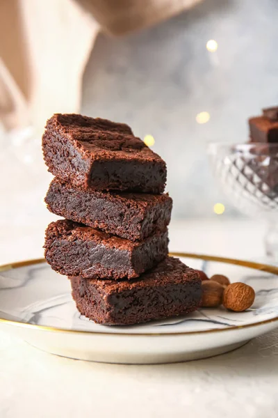 Placa Con Trozos Delicioso Brownie Chocolate Sobre Fondo Claro — Foto de Stock