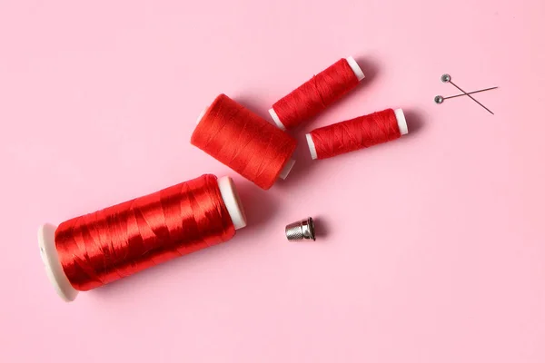 Garnspulen Und Kugelnadeln Auf Rosa Hintergrund — Stockfoto