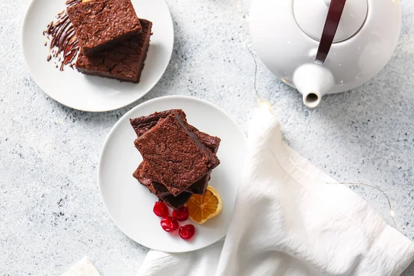 Plater Med Sjokoladebrownie Med Lys Bakgrunn – stockfoto