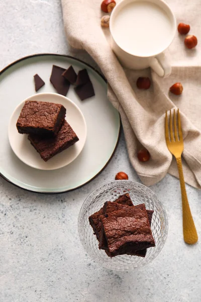 Placa Tigela Com Pedaços Chocolate Saboroso Brownie Fundo Claro — Fotografia de Stock