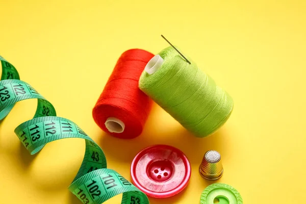 Carretéis Rosca Fita Métrica Botões Fundo Amarelo — Fotografia de Stock