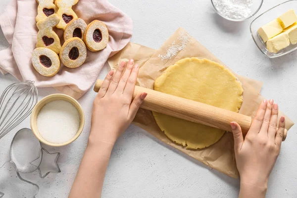 Mujer Preparando Galletas Pascua Sobre Fondo Claro —  Fotos de Stock