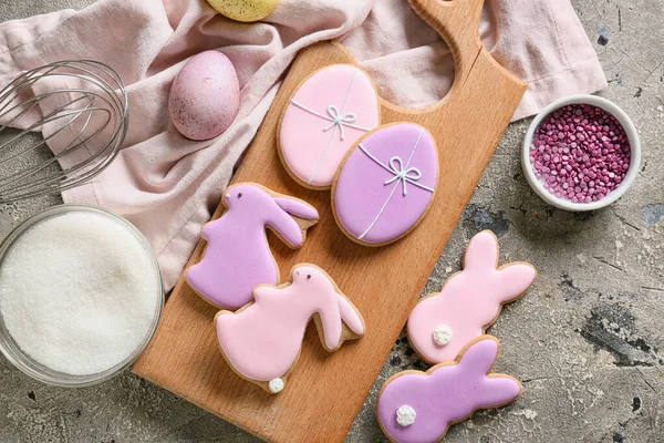 Houten Bord Met Lekkere Paaskoekjes Beschilderd Grijze Ondergrond — Stockfoto