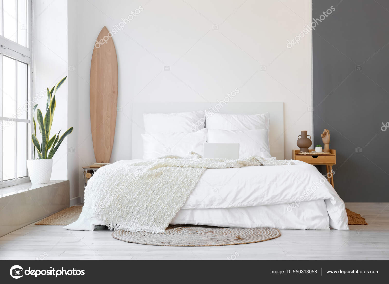 Interior Del Dormitorio Moderno Con Tabla Surf Mesa Madera: fotografía de  stock © serezniy #550313058 | Depositphotos