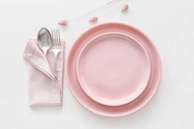 Beyaz arkaplanda çiçekler olan zarif masa ayarı