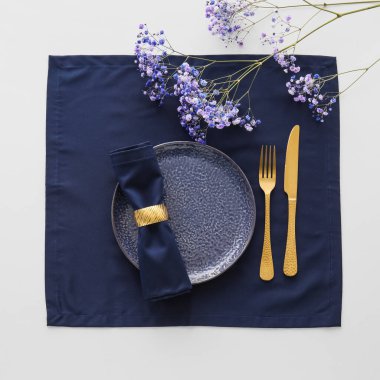 Beyaz arkaplanda çiçekler olan zarif masa ayarı