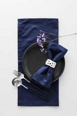 Beyaz arkaplanda çiçekler olan zarif masa ayarı