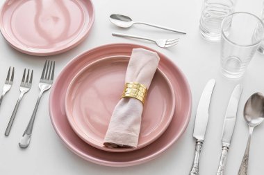 Beyaz arkaplanda zarif tablo ayarı