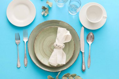 Mavi arkaplanda zarif tablo ayarı