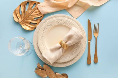 Mavi arkaplanda zarif tablo ayarı