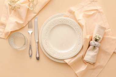 Bej arkaplanda zarif tablo ayarı