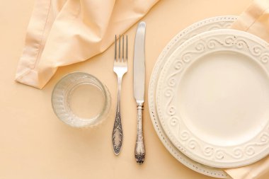 Bej arkaplanda zarif tablo ayarı