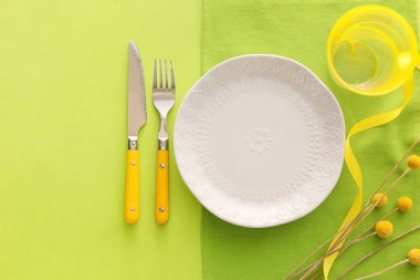 Yeşil arka planda çiçekleri olan zarif masa ayarı