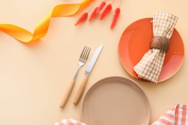 Bej arkaplanda çiçekler olan zarif masa ayarı