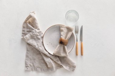 Işık arkaplan üzerinde zarif tablo ayarı