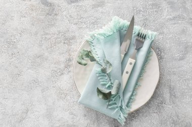 Zarif masa ayarı ve okaliptüs yaprakları grunge arkaplanda