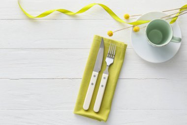 Hafif ahşap arka planda şık çatal bıçak takımı.