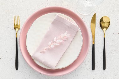 Işık arkaplan üzerinde zarif tablo ayarı