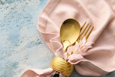 Mavi grunge arka planında şık çatal bıçak takımı