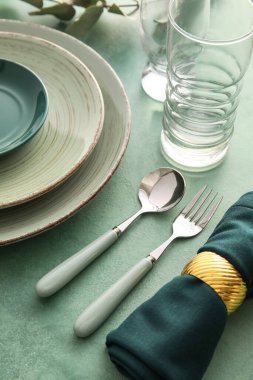 Yeşil arkaplanda zarif tablo ayarı