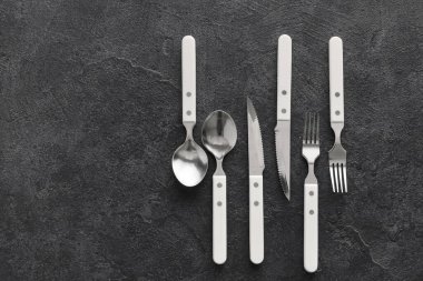 Koyu arkaplanda şık çatal bıçak seti