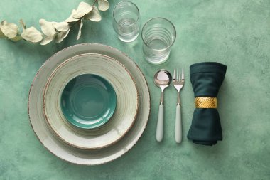 Zarif masa ayarı ve okaliptüs yaprakları yeşil arkaplanda