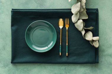 Yeşil arkaplanda zarif tablo ayarı