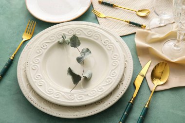 Yeşil arkaplanda zarif tablo ayarı