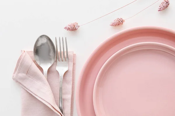 Elegante Mesa Con Flores Sobre Fondo Blanco — Foto de Stock