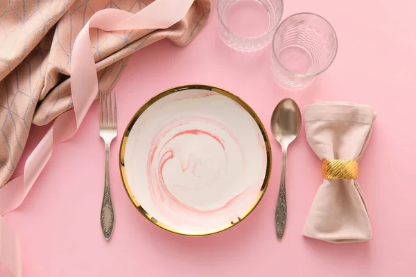 Elegáns Asztali Beállítás Rózsaszín Háttér — Stock Fotó