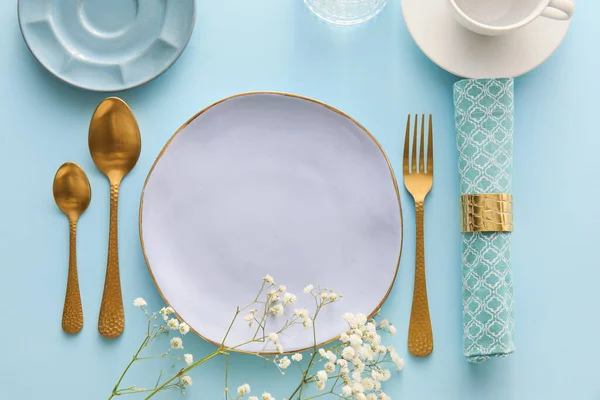 Elegant Table Setting Flowers Blue Background — Stock Photo, Image