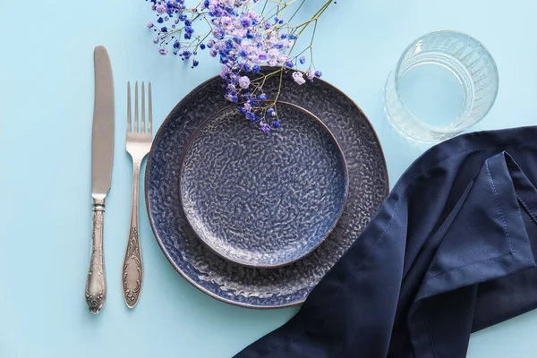 Elegante Tischdekoration Mit Blumen Auf Blauem Hintergrund — Stockfoto