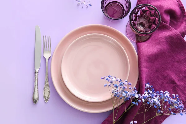 Elegante Mesa Con Flores Sobre Fondo Púrpura — Foto de Stock
