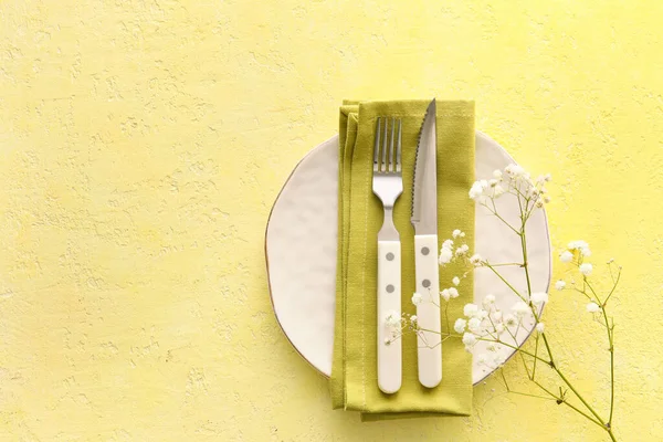 Elegant Table Setting Flowers Yellow Background — Stock Photo, Image