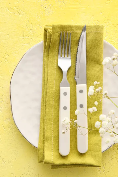 Elegant Table Setting Flowers Yellow Background — Stock Photo, Image